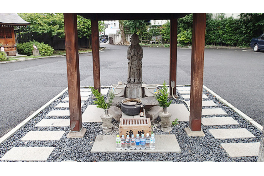 ▲実に分かりやすい感じ(ミネラルウォーターがお供えしてある)