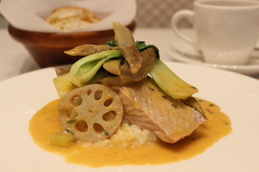 ▲「本日のランチ」(1,400円)。しっとり蒸し焼きにした秋鮭に、秋野菜たっぷりがうれしい