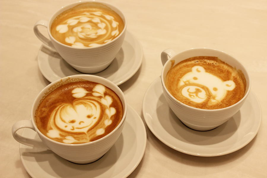 ▲まろやかな味わいの「カフェオレ」(800円)。どんなラテアートが出てくるかはお楽しみ♪
