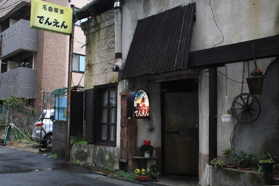 ▲開店時から変わらない外観。「外から見るとお化け屋敷みたいで、中で何が行われているんだろう…って感じでしょ?」と新井さんは笑う