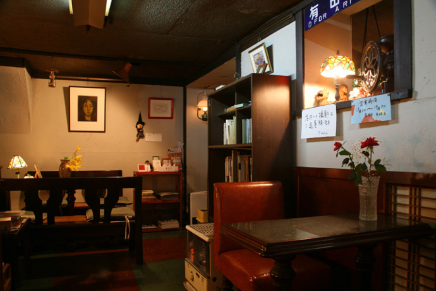▲音楽を楽しむ店だから、やっぱり一人で訪れてゆっくりと時間を過ごすのにぴったり。4~5時間店で過ごす人もいる)