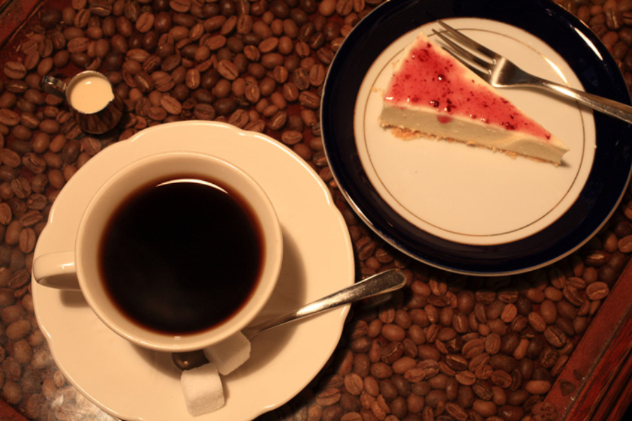 ▲珈琲にチーズケーキ、最高の組み合わせのひとつですよね。自家製チーズケーキのセットは800円です