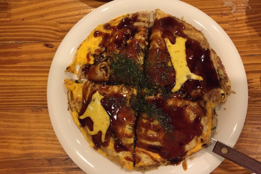 ▲ネコも踊る広島風お好み焼き、薄目の生地とそばが、良いバランスでウマい!