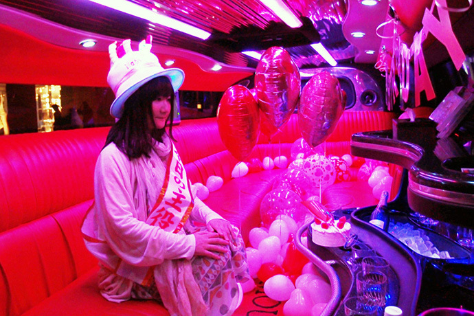 リムジン貸し切りで ひとり誕生日パーティー 体験 レッツエンジョイ東京