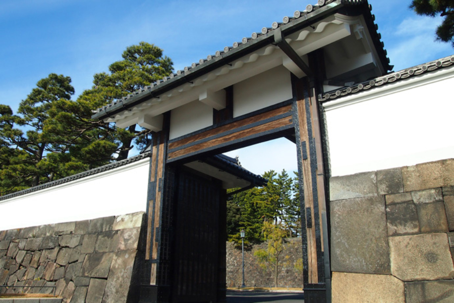 ▲青空の下の桜田門外
