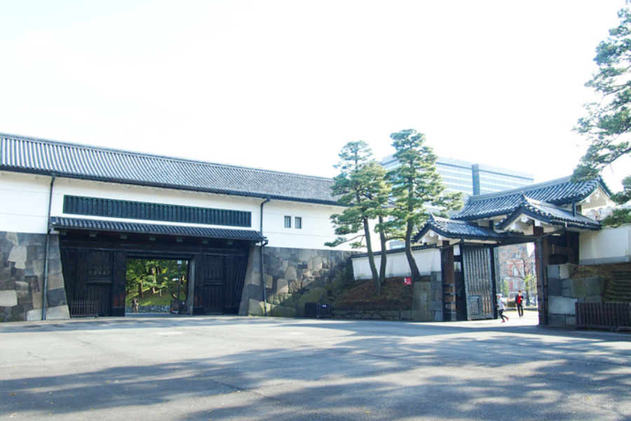 ▲左が渡櫓門、右が高麗門。合わせて外桜田門