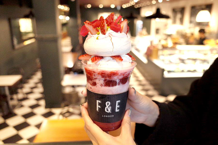 いま一番食べたいイチゴパフェはこれ ロンドン発 メレンゲに生クリームの相性も最高 レッツエンジョイ東京