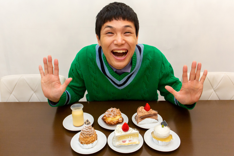 左上から時計回りに「プリン」(240円)、「シュークリーム」(220円)、「チョコ生ショートケーキ」(430円)、「スフレチーズケーキ」(410円)、「ショートケーキ」(410円)、「モンブラン」(450円)