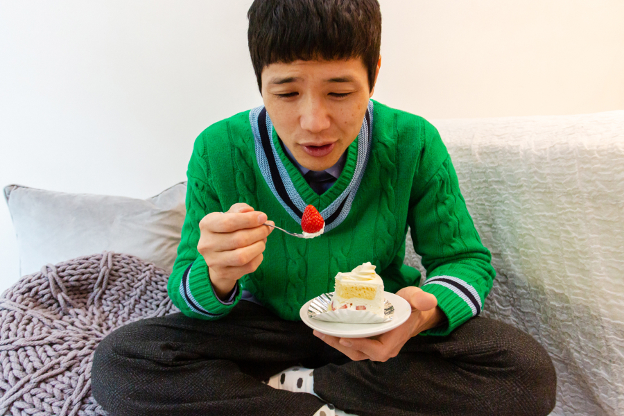 「キミはあの方(※)に運ばれてここまで来たんだねぇ」と、イチゴを愛でるもう中学生さん。※お店での撮影時にイチゴ業者さんの納品があった。