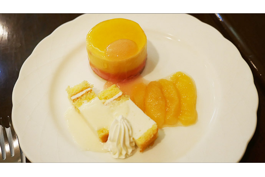 ▲2品目「白ワインのフランボワーズムースとココナッツのムースモモのソースかけ」