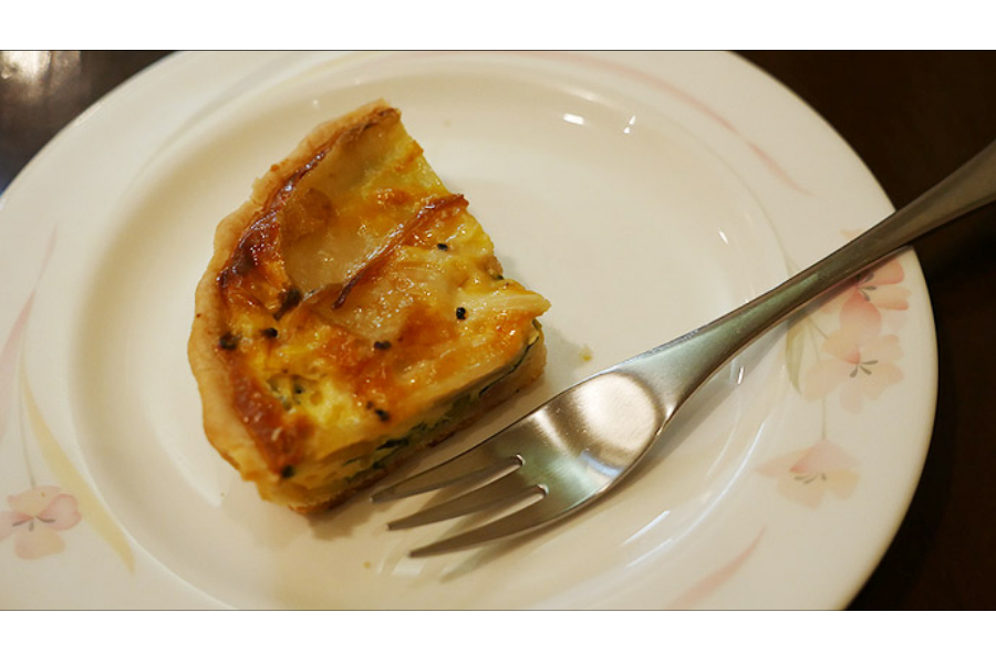 ▲4品目「ほうれん草とベーコンのキッシュ」