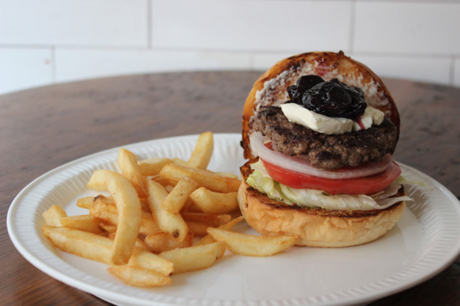 ▲肉、パン、野菜、チーズ…。ハンバーガーは、実は栄養バランスに優れた食べ物でもある