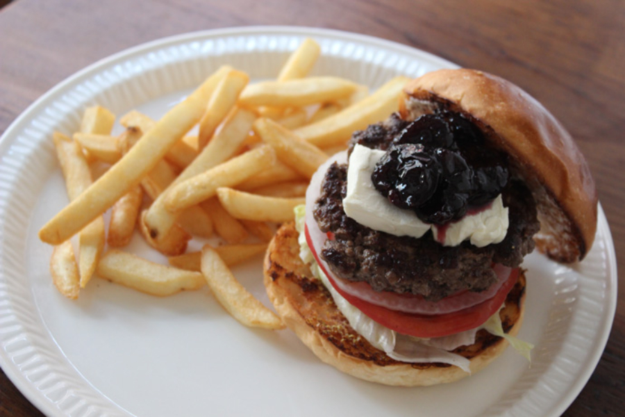 ▲チェリーバーガー(1290円)。平日のランチはさらにミニサラダ付きで、フライドポテトは大盛りも無料!