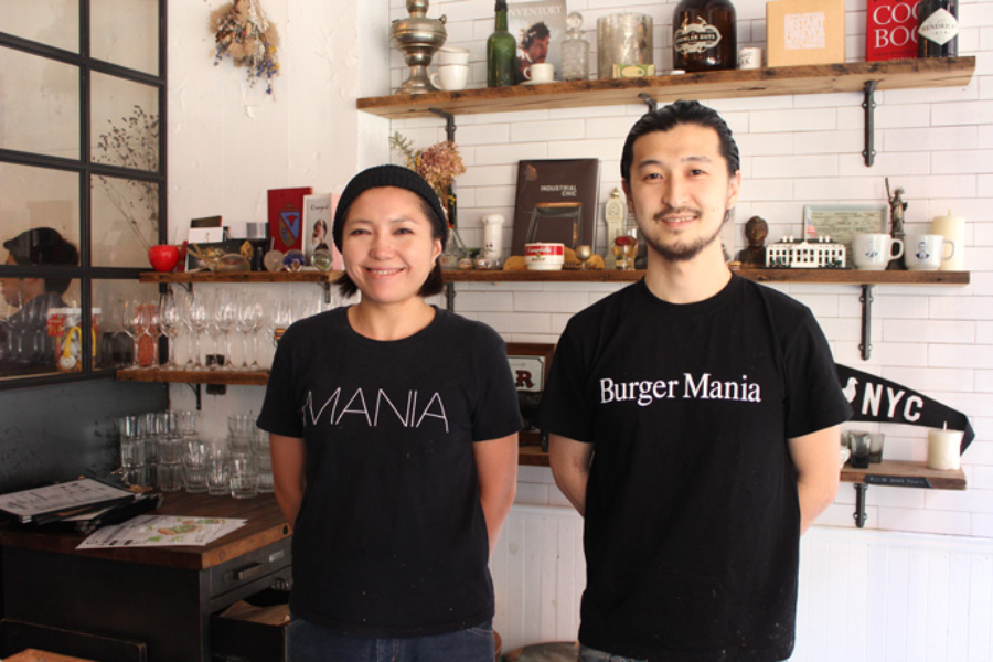 ▲オーナーの守口さん(右)は、人気のハンバーガー専門店「ザ・グレートバーガー」出身。スタッフの未希さんはじめ若い仲間とともに、居心地のよい食空間を生み出している。