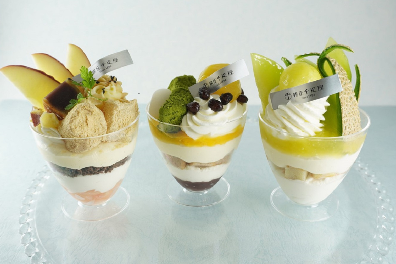 ▲右から、「メロンパフェ」(972円)、「和風パフェ」(756円)、「りんごとさつまいものパフェ」(756円)