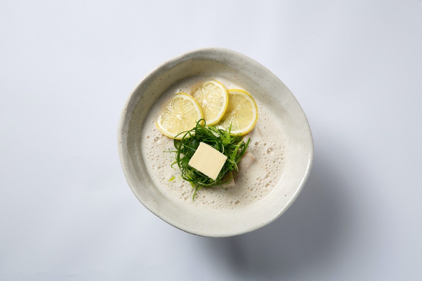 ▲「Lemonバター鶏そば」。バターとさわやかなレモンの酸味がベストマッチ。白トリュフオイルの味変もオススメ