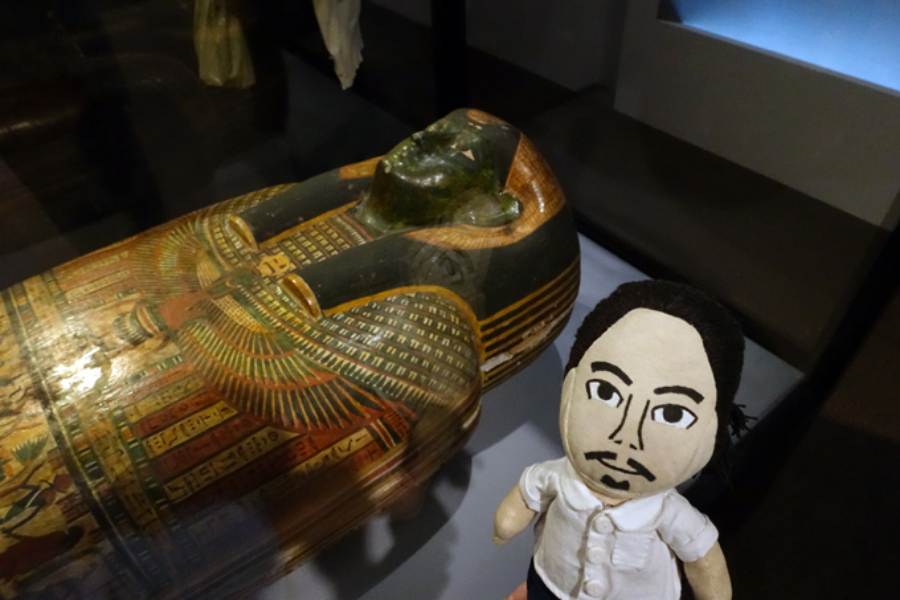 ▲入り口にある《古代エジプトの棺》(紀元前600年頃 エジプト)。女性用の棺桶なのになぜか中に入っていたミイラは男性。なおかつ頭部に脳みそを取り出した際に置き去りにされたと思われる「へら」が残っていたとか