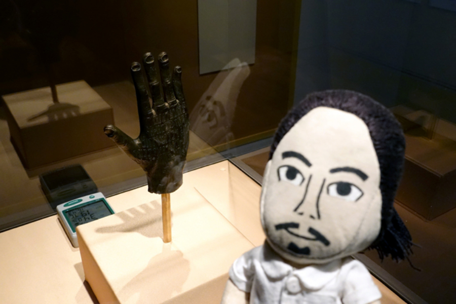 ▲ジョジョ好きならちょっと惹かれる《アラビアの手形奉納品》(100~300年 イエメン)。小指が不自然に曲がっていることから、実際の人の手から鋳型を取られたようです。つまり約2000年前の手