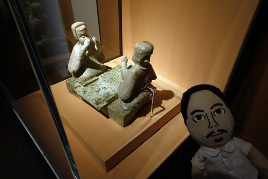 ▲あっち向いてホイをやっているような《六博ゲームをする人物像》(1-200年 中国)。これは遺体とともに埋蔵される副葬品。中国では今でも紙製の紙幣とかスマホ、ゲーム機などの冥銭や冥器文化がありますものね