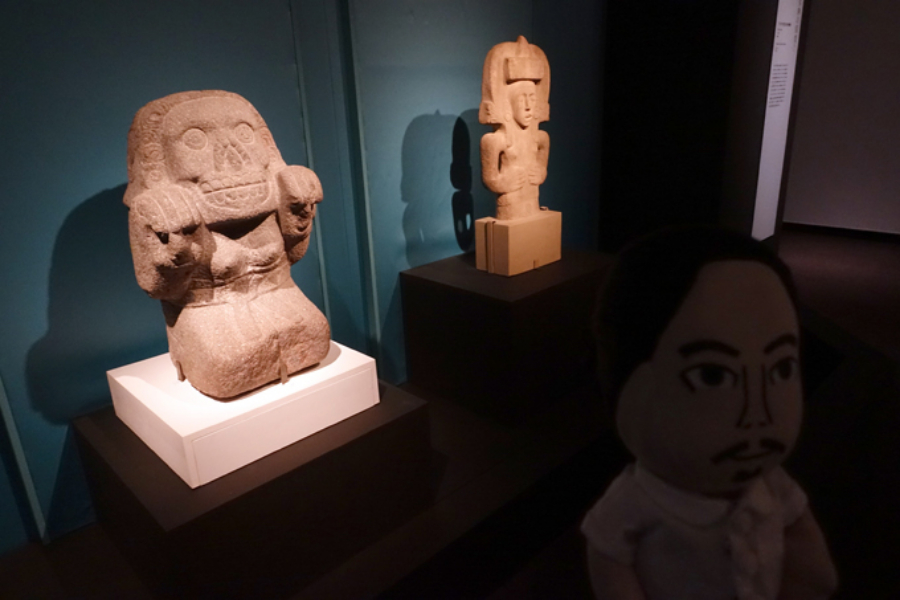 ▲おそろしい形相をしているのは《アステカ文明の悪霊の像》(1400~1520年頃 メキシコ)。出産時に亡くなった産婦の霊で、ほかの子どもをさらうのだとか。ミニくまちゃん、逃げてー