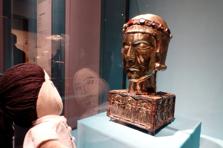 ▲こちら金ピカの箱は、古代ローマ将軍の遺骨入れ。《聖エウスタキウスの聖遺物容器》(1210年頃 スイス・バーゼル》は、故人の生前の姿をかたちどった上、金箔で豪華絢爛に。中には遺骨が入っていたのだとか