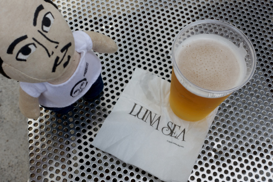 ▲再びかんぱ~い。ドリンク購入者には特製LUNA SEAナプキンがもらえました