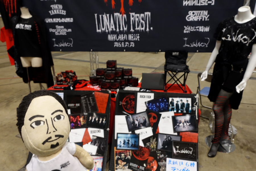 ▲LUNATIC FEST.オリジナルグッズの数々。物販エリアは長蛇の列になるので、ゲットしたければ開場前に並んでおくのが鉄則
