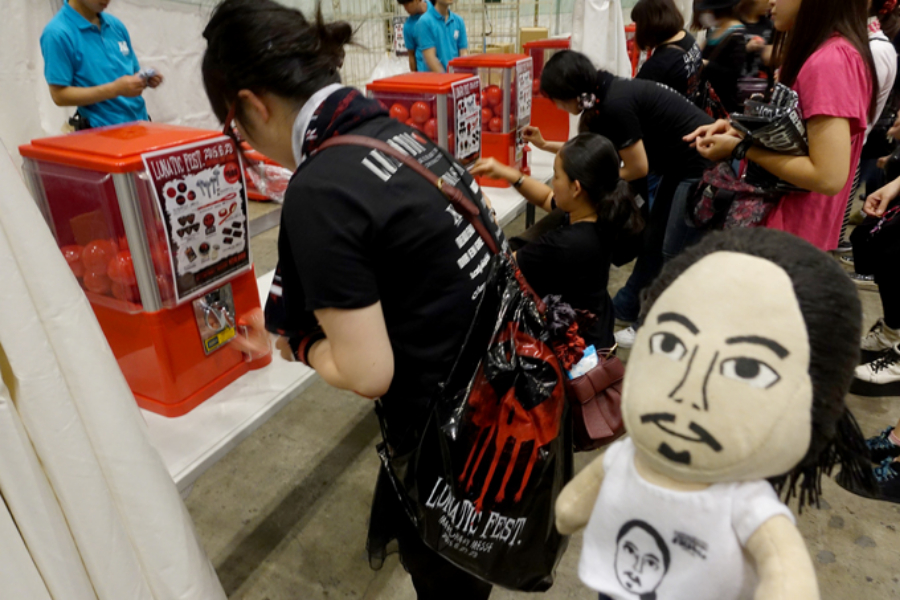 ▲何が当たるかお楽しみなガチャガチャコーナー。ダブったりすれば会場内のお客さんと交換しちゃうのも交流のきっかけに?