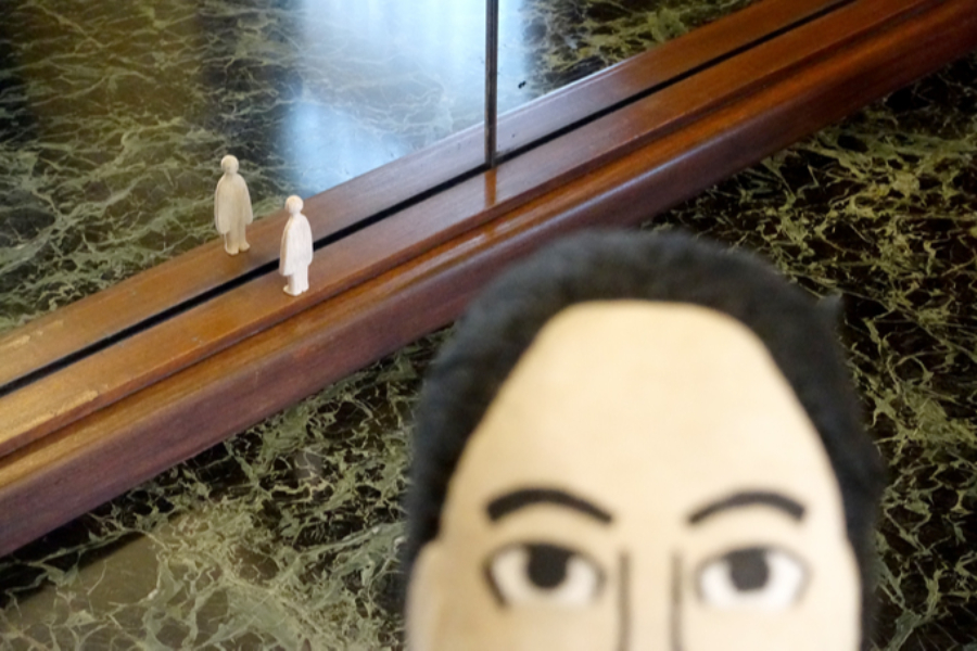 ▲だいたい鏡の近くにいがちな《ひと》。中にはレアモノで帽子をかぶっているのもいます