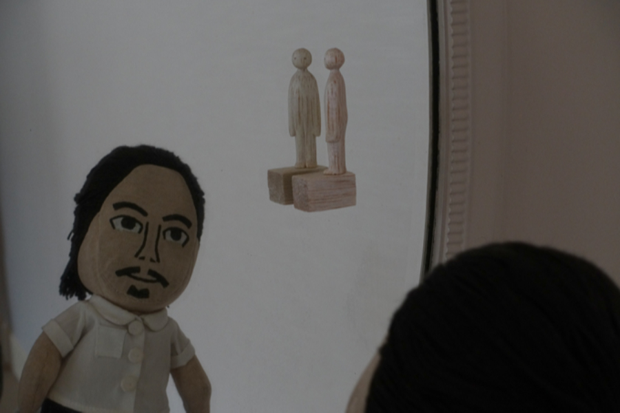 ▲妃殿下寝室の鏡にいた《ひと》