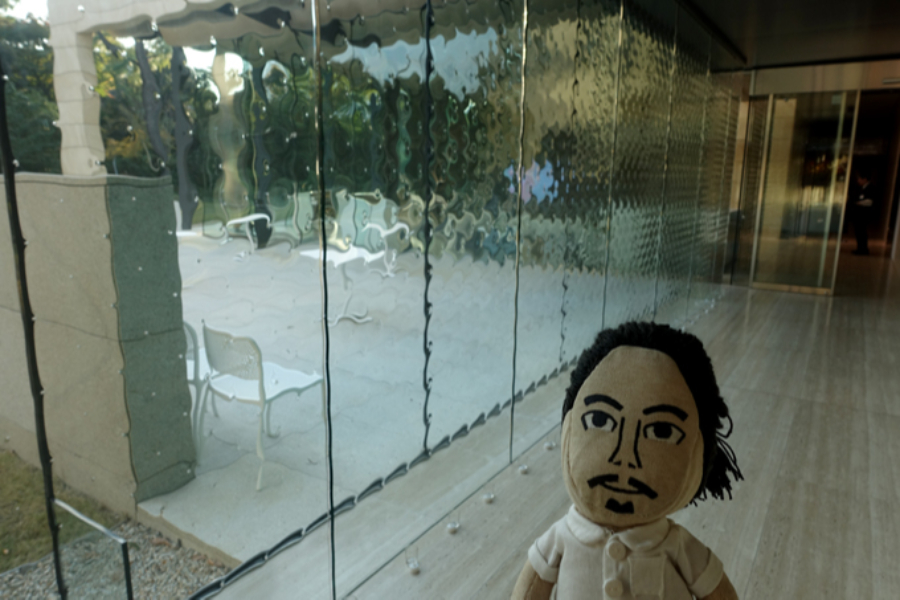 ▲本館と新館の渡り廊下には、現代美術家・杉本博司による波状ガラスが。天候や時間帯によって表情を変えるとか