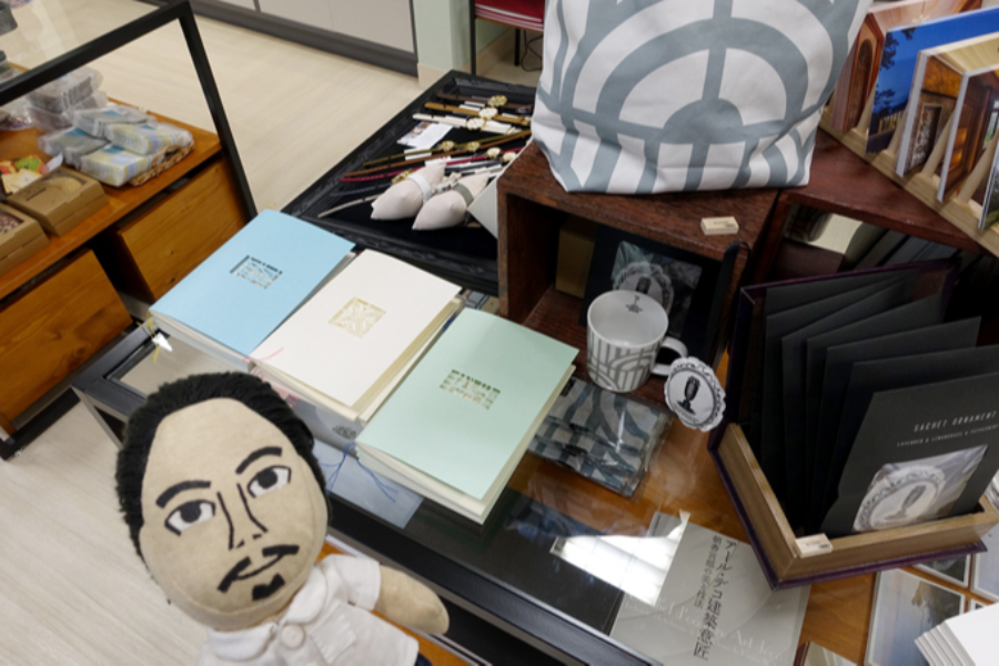 ▲入り口と新館に2カ所あるショップ。目下の人気は特製ノートと特製マグカップだとか