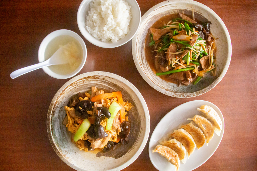 右上から時計回りに「レバニラ炒め」(定食セット920円/ごはん・スープ・サラダ・お新香付)、「焼き餃子」(550円)、「キクラゲと玉子炒め」(950円)