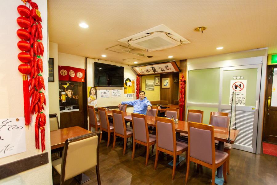大人数の打ち上げの時は店奥が定席。「またここでみんなと飲める日が待ち遠しいですね」