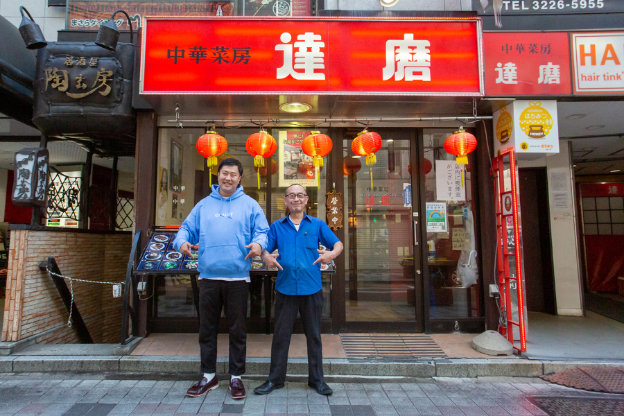 スタッフの小山さんと一緒に「安心してください、はいてますよ」!