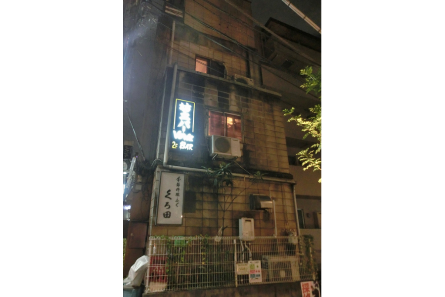 ▲この建物の三階にひっそりと牧師バーが。看板も特にないので秘密の隠れ家です。