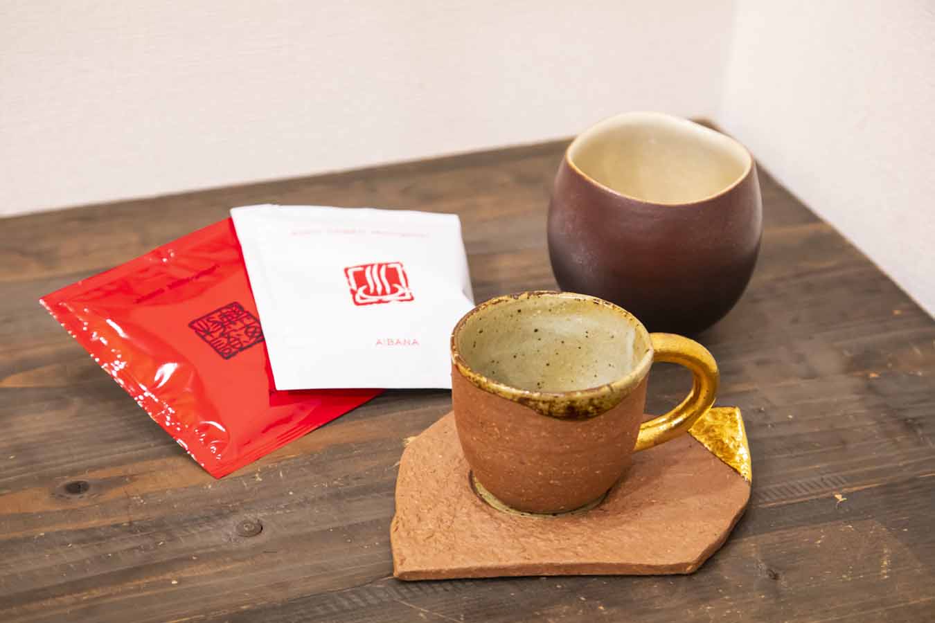 ▲併設カフェでも使用している「あけびカップ」(写真右5,500円/山内雅夫)や、「カップ&ソーサー」(写真前7,740円/望月士)は熱海市の作家さんによる作品