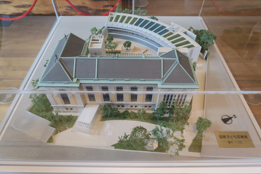 ▲施設の全体像がわかる縮尺模型を展示。向こう側が2015年に新築された「アーチ棟」。