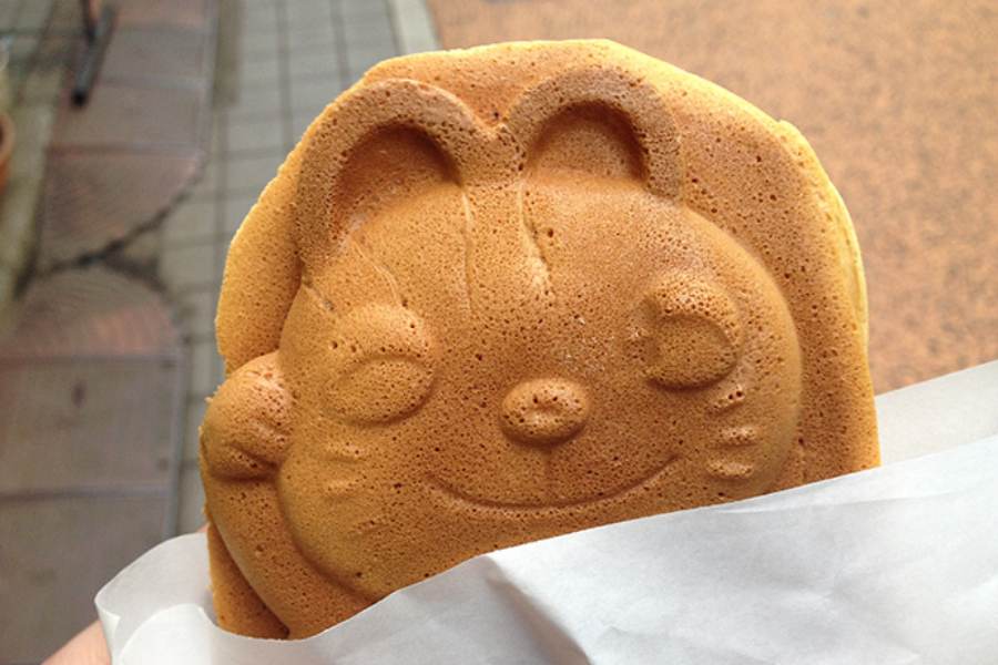 ▲今川焼に招かれて。ネコちなんだグッズや食べ物も多い。ネコ好きのソロ活にはもってこいのスポットだ