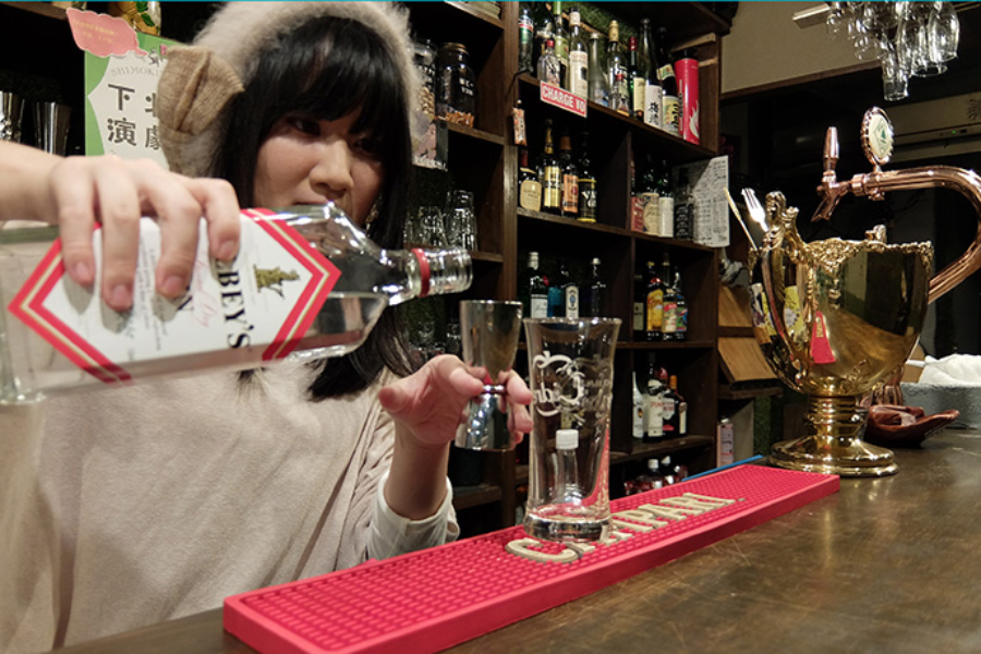 ▲メジャーカップにジンを注ぐ