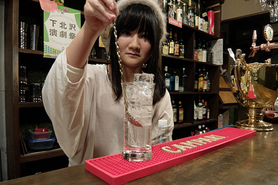 ▲炭酸のお酒は下からそっと持ち上げるだけ