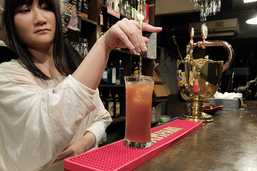 ▲炭酸ではないお酒は手首だけを美しく動かす
