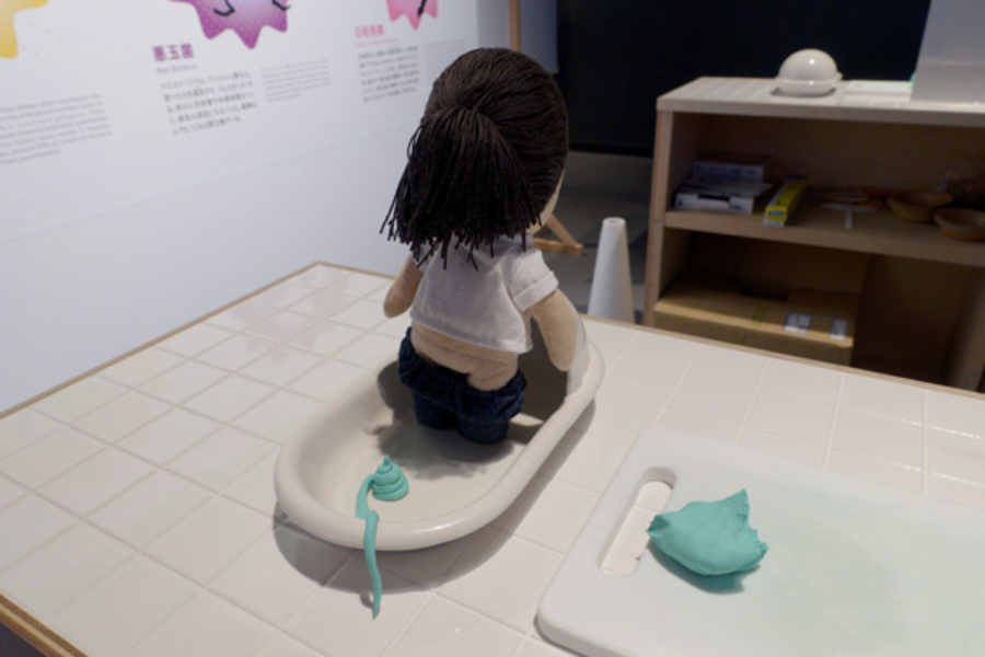 ▲粘土で作るうんちDIYコーナー。(青色というあたり、ちょっと日和った感じが拭えません)