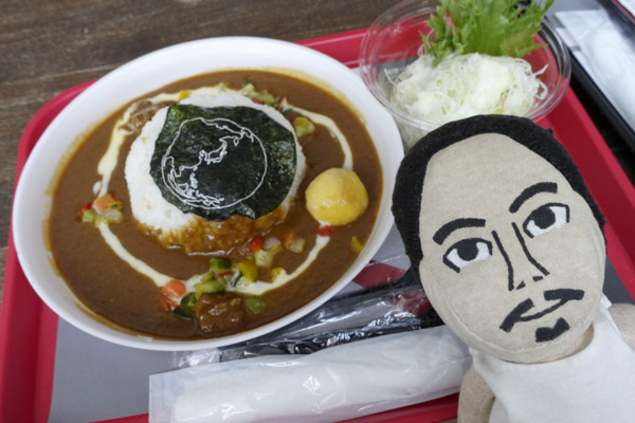 ▲トランジットジェネラルオフィスがプロデュースする5階カフェ。チーズフォンディソースが載った「惑星カレー」(700円)。月に見立てたプチオムレツが楽しい)
