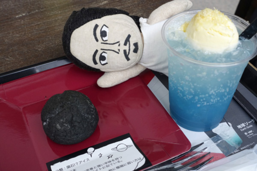 ▲隕石アイス(430円)はなんとスパイシーな辛口。地球ソーダ 水Ver.+パチパチアイス(480円)を添えて)