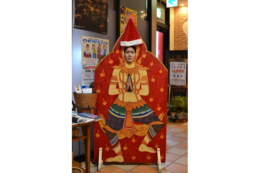 ▲常設の看板にサンタ帽をくっ付けただけなんていうやっつけ方も、顔ハメ看板ならでは。