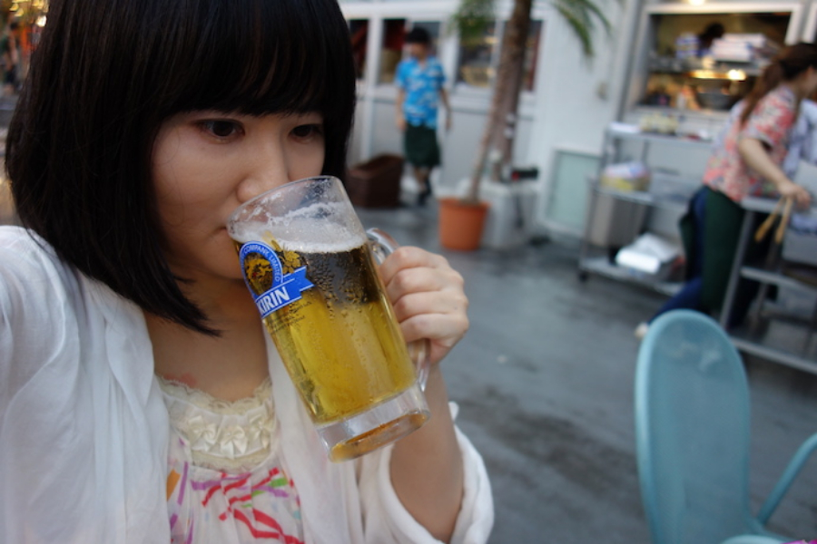 ▲近くの席の女性グループはバーベキューをしているが、羨ましくなんて、ない。