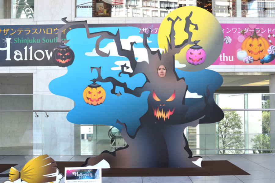 ▲こんな壮大な看板が設置されるくらい、顔ハメ的に一大イベントなハロウィンです。