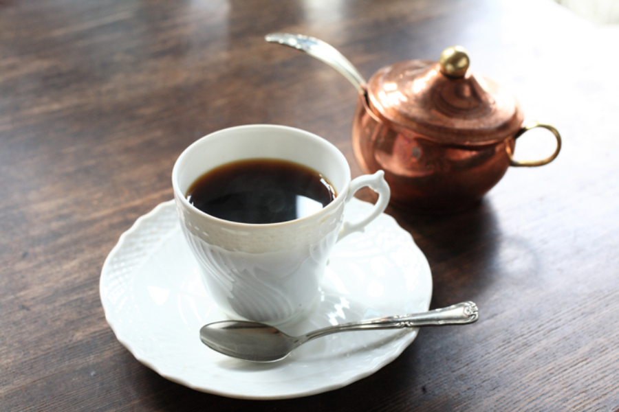 ▲ブレンド(650円)、本日はラテンに。サービスコーヒーは別のカップで提供されます