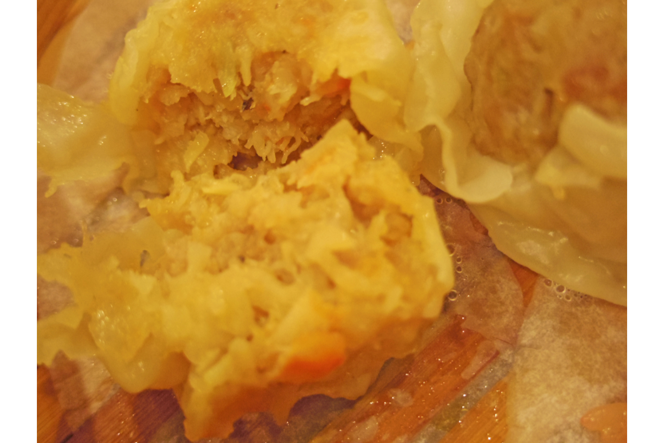 ▲「上海蟹焼売」の断面。カニのほぐし身がたっぷり混ぜ込んであるのがわかる